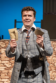 One_Man__Two_Guvnors
      (OneManTwoGuvnors_Dress_017.jpg)